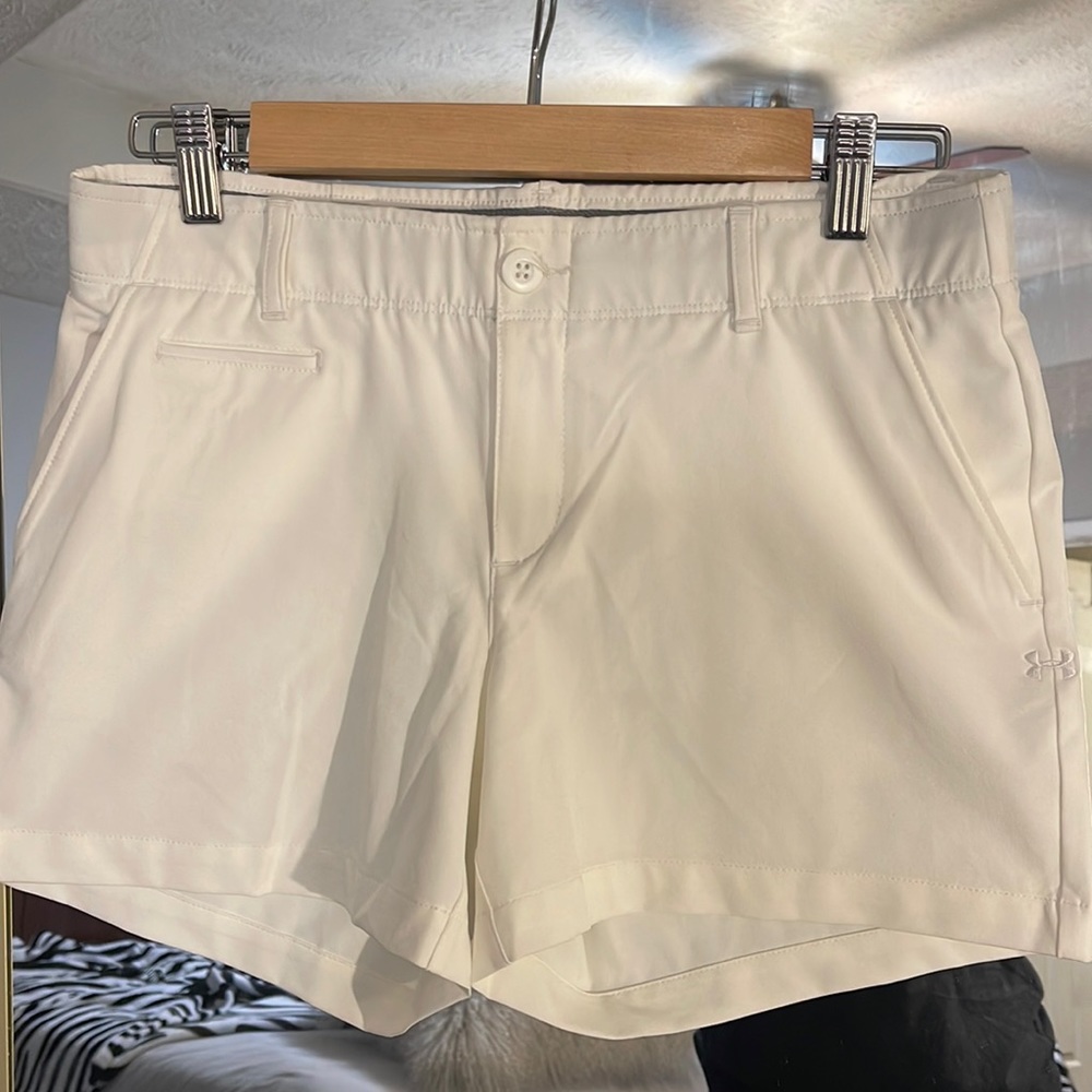 UNDER ARMOR WOMANS SIZE 6 white fitted pocket shorts. HEATGEAR Material